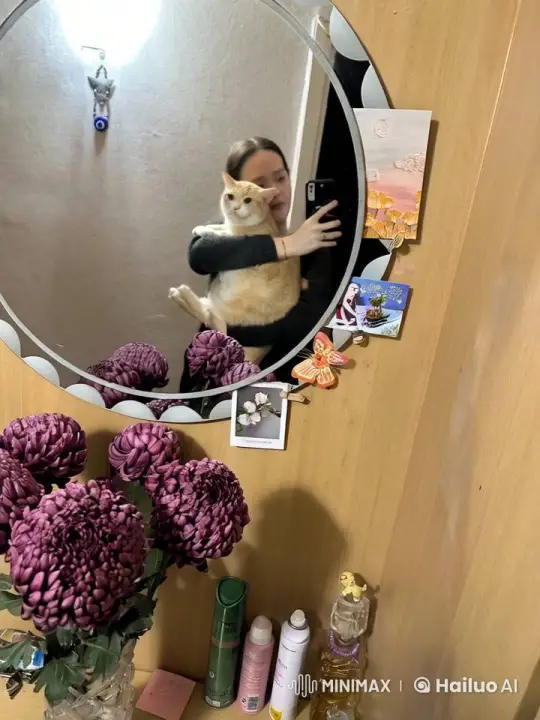 Young Woman and Cat Taking Selfie in Mirror – AI Generated Video | Hailuo AI