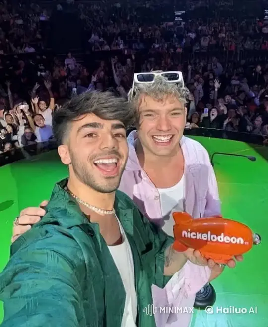 Canelo Alvarez Playfully Punches Winners at Nickelodeon Awards – AI Generated Video | Hailuo AI