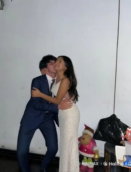 Couple Engages in Playful Boxing Match – AI Generated Video | Hailuo AI