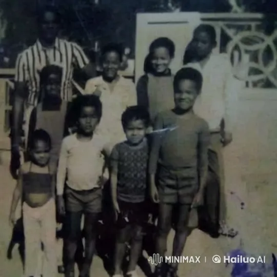 Family Portrait: A Nostalgic Outdoor Moment – AI Generated Video | Hailuo AI