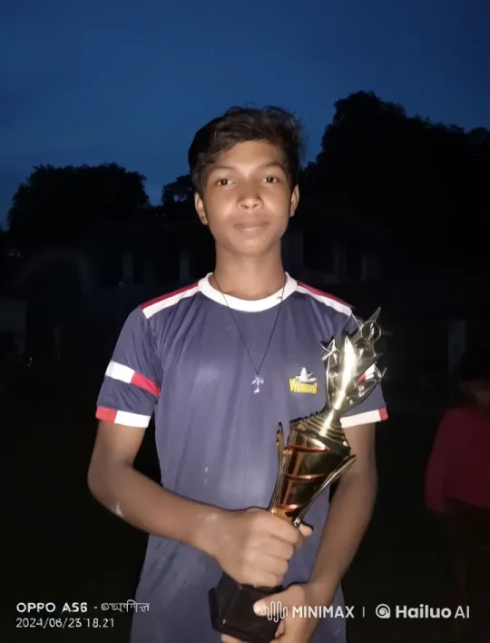 Young Warrior Celebrates Victory with Twilight Trophy Kiss – AI Generated Video | Hailuo AI