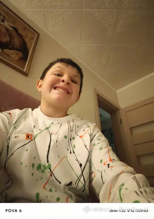 Young Person Smiling in Cozy, Textured Room Rendered in Live2D – AI Generated Video | Hailuo AI