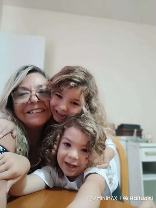 Joyful Family Moment in Cozy Home Setting – AI Generated Video | Hailuo AI