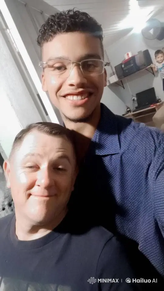 Joyful Friendship Displayed in a Cozy Living Room – AI Generated Video | Hailuo AI