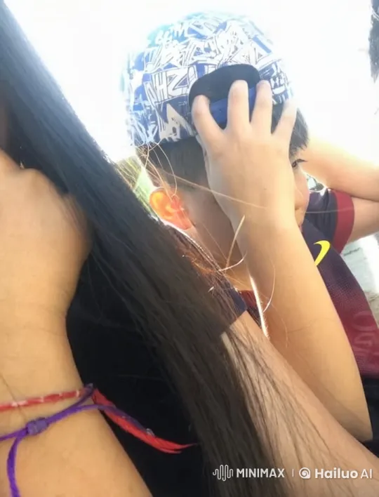Affectionate Moment Captured in Warm Sunlight – AI Generated Video | Hailuo AI