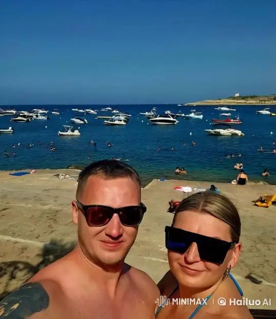 Couple's Romantic Beach Selfie Kiss – AI Generated Video | Hailuo AI