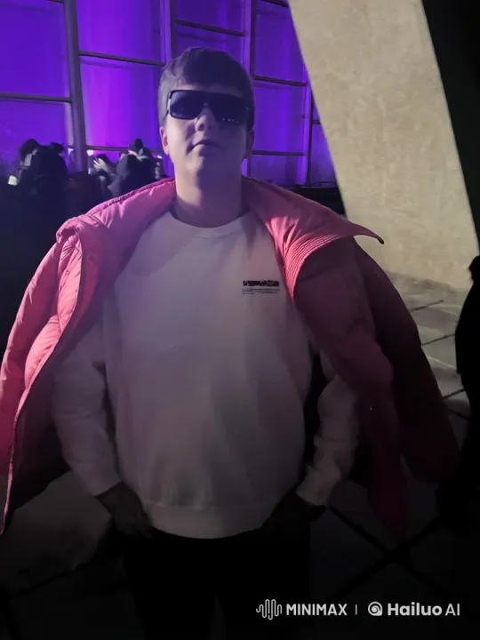 Rapper's Extravagant Performance with Floating Money and Luxury Cars – AI Generated Video | Hailuo AI