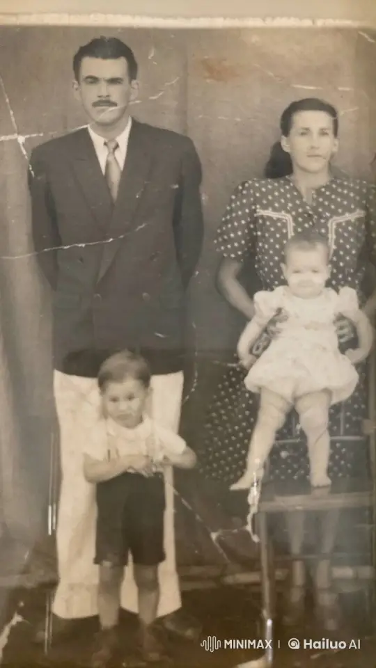 Animated Family Photo Shows Warming Embrace – AI Generated Video | Hailuo AI