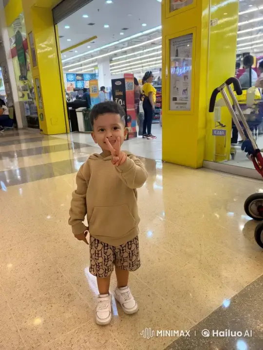 Child and The Grinch Dance Spontaneously in Mall – AI Generated Video | Hailuo AI