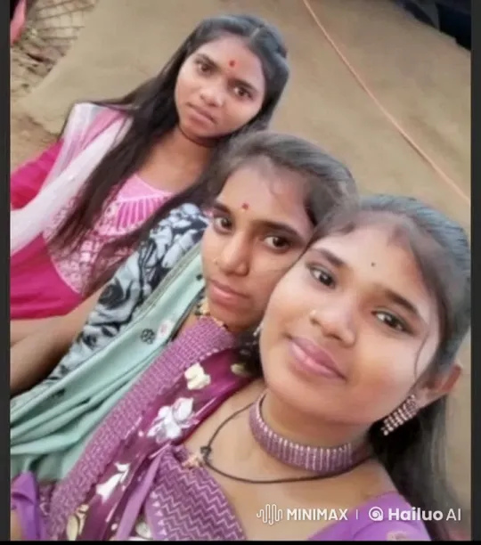 Young Women in Traditional Attire Showcase Cultural Heritage – AI Generated Video | Hailuo AI