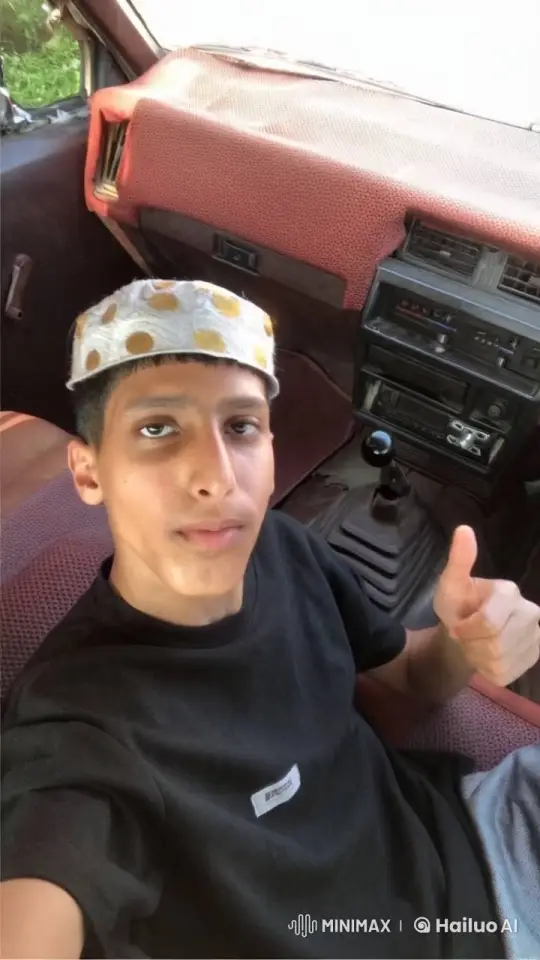 Vintage Car Scene: Person Smokes, Thumbs Up – AI Generated Video | Hailuo AI