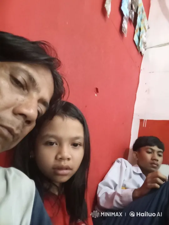 Three Individuals in Tense Confrontation – AI Generated Video | Hailuo AI