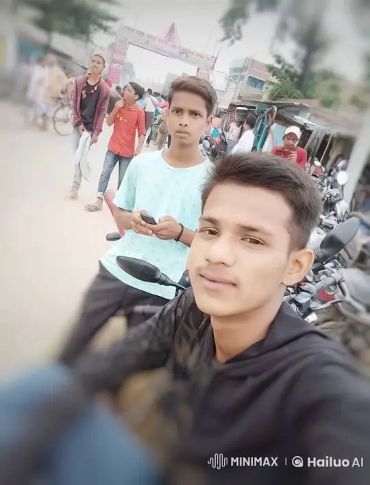 Unexpected Lion Appearance on Busy Street – AI Generated Video | Hailuo AI