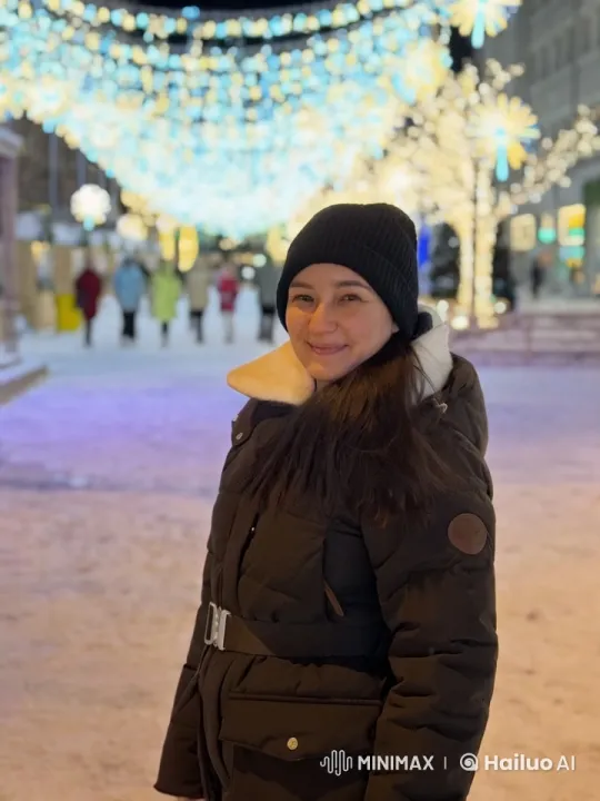 Winter Street Festivities with Warmly Smiling Woman – AI Generated Video | Hailuo AI