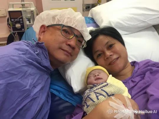 Newborn Joy: Family Celebrates in Hospital Room – AI Generated Video | Hailuo AI