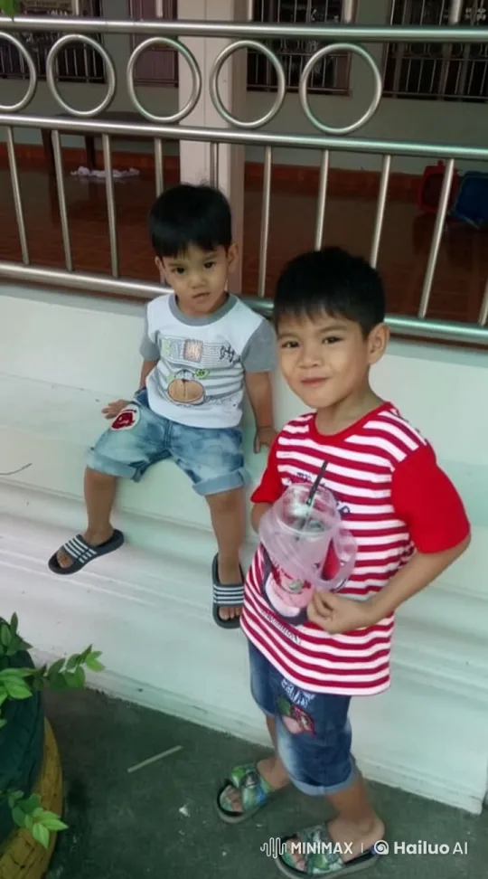 Children Embrace in Joyful Live2D Animation – AI Generated Video | Hailuo AI