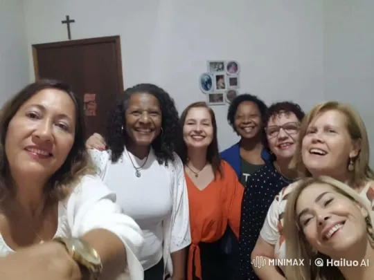 Group Captures Joyful Moment in Cozy Room – AI Generated Video | Hailuo AI