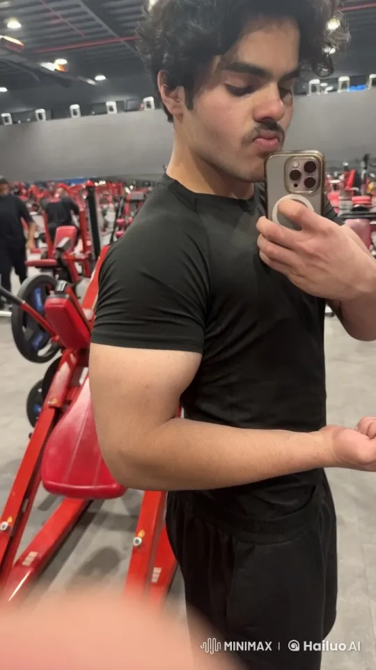 Gym Selfie with Arm Flex and Smoking – AI Generated Video | Hailuo AI