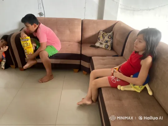 Cozy Living Room: Children Embrace in Sunlit Peace – AI Generated Video | Hailuo AI