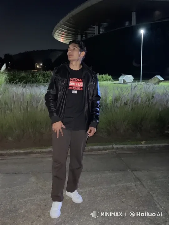 Young Couple Shares Passionate Moment on Sidewalk – AI Generated Video | Hailuo AI