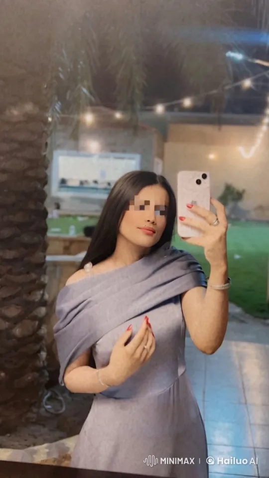 Woman Smoking, Palm Tree, Warm Night Selfie – AI Generated Video | Hailuo AI
