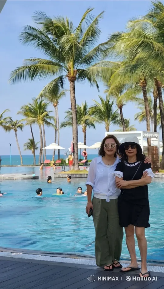 Synchronized Diving in Tropical Pool Setting – AI Generated Video | Hailuo AI