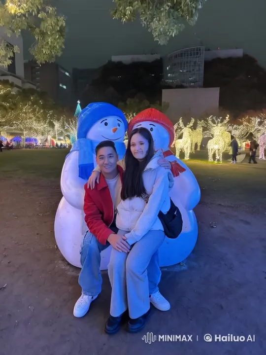 Couple and Animated Snowmen Flee in Festive Park Scene – AI Generated Video | Hailuo AI