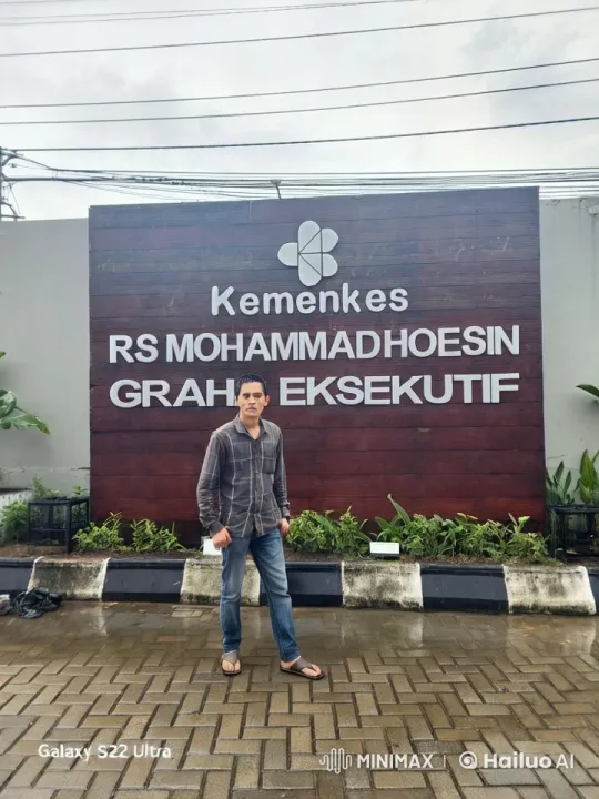 Man at Kemenkes RS Mohammad Hoesin Graha Eksekutif Entrance – AI Generated Video | Hailuo AI