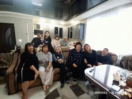 Family Gathering in a Bright, Modern Living Room – AI Generated Video | Hailuo AI