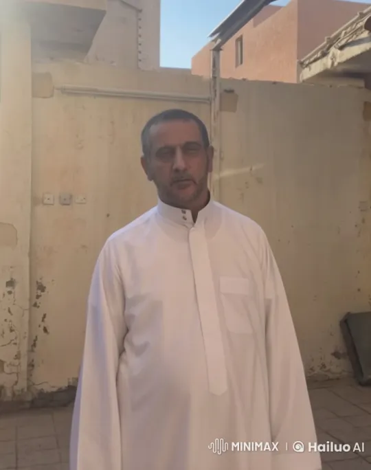 Middle-aged Man in Traditional Thobe, Outdoor Setting – AI Generated Video | Hailuo AI