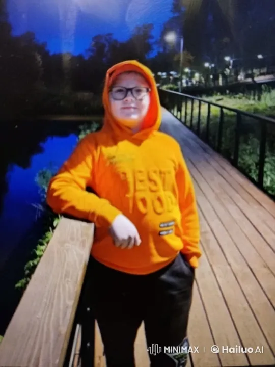 Boy Embraces Running Babies on Bridge at Night – AI Generated Video | Hailuo AI