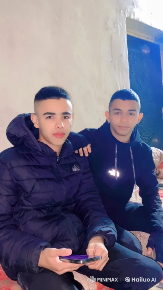 Young Friends Relaxing in Cozy Setting – AI Generated Video | Hailuo AI