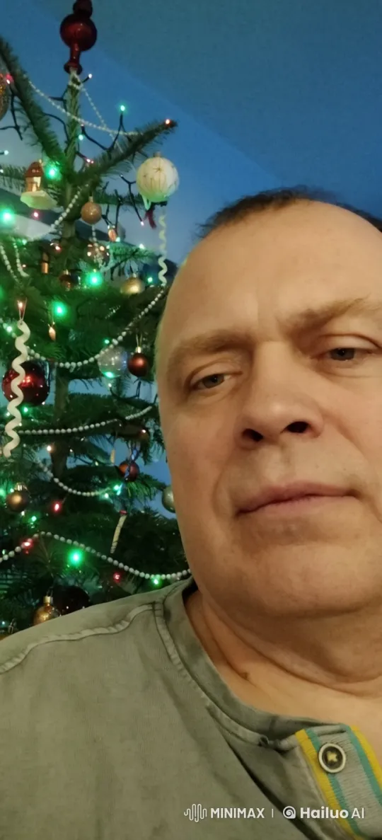 Festive Christmas Tree with Twinkling Lights and Ornaments – AI Generated Video | Hailuo AI