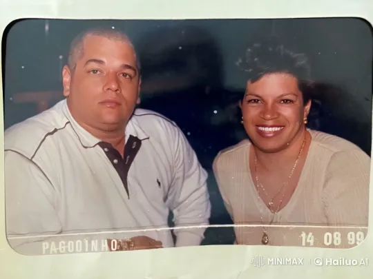 Couple Embracing in 1999 Photo Shoot Moment – AI Generated Video | Hailuo AI