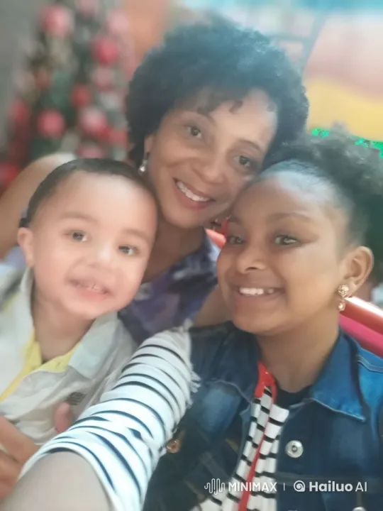 Fernanda and Friends Celebrate with a Joyful Group Selfie – AI Generated Video | Hailuo AI