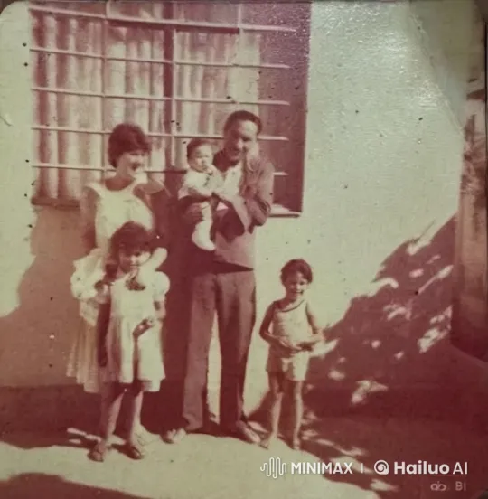 Family Moment Captured in Vintage Warmth – AI Generated Video | Hailuo AI