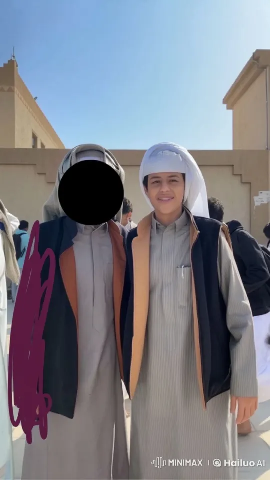Traditional Attire Characters Chat and Smoke in Courtyard Setting – AI Generated Video | Hailuo AI