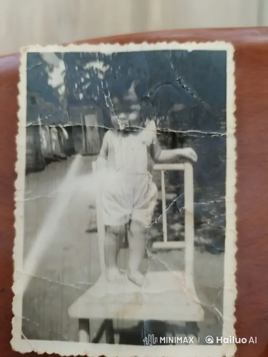 Nostalgic Childhood Moment Captured in Vintage Video – AI Generated Video | Hailuo AI