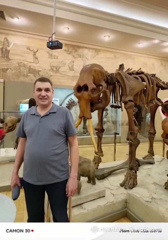 Live2D Museum Scene with Man and Prehistoric Skeleton – AI Generated Video | Hailuo AI