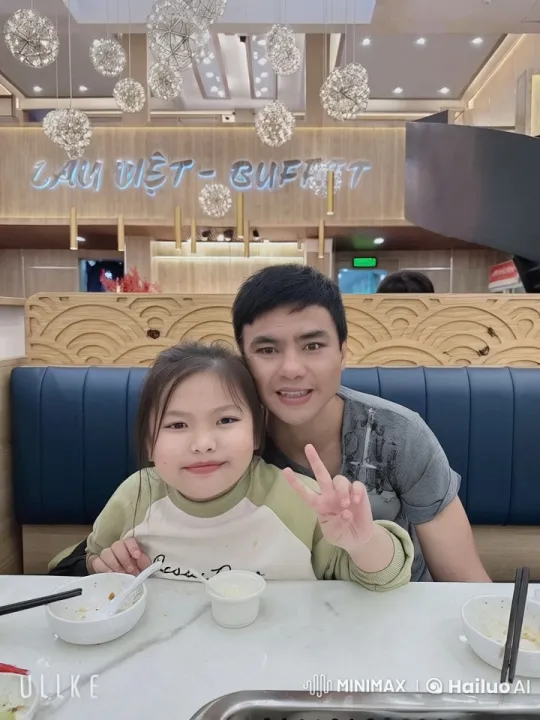 Family Kung Fu Duel in Bustling Restaurant Setting – AI Generated Video | Hailuo AI