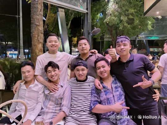 Friends Enjoy Spontaneous Kung Fu Display in Bustling Park – AI Generated Video | Hailuo AI