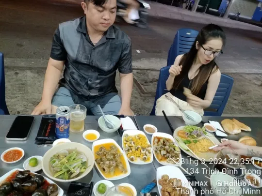 Martial Arts Battle Interrupts Nighttime Street Dining – AI Generated Video | Hailuo AI