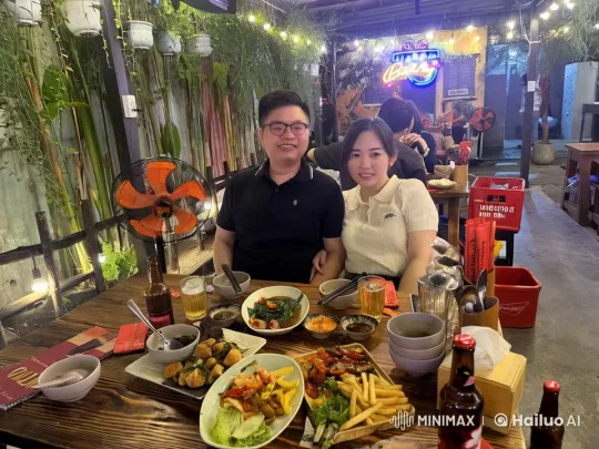 Casual Diners Engage in Kungfu Battle in Bustling Restaurant – AI Generated Video | Hailuo AI