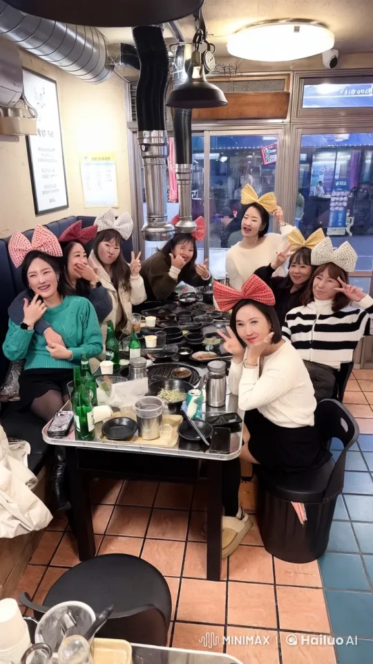 Friends Celebrate with Joyful Dance in Cozy Restaurant – AI Generated Video | Hailuo AI
