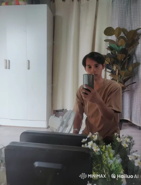 Casual Selfie in Cozy Domestic Setting – AI Generated Video | Hailuo AI