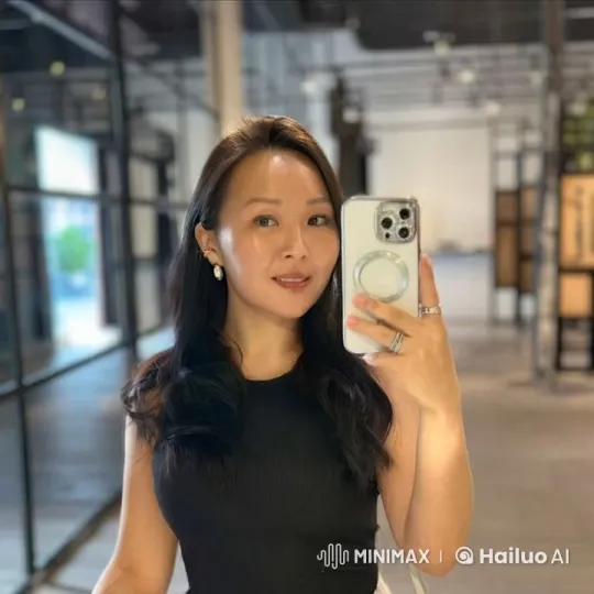 Confident Woman Showcases Vibrant Lifestyle in Selfie Video – AI Generated Video | Hailuo AI
