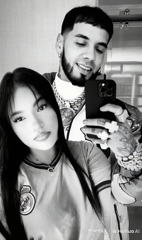 Couple Shares Intimate Moment in Mirror Selfie – AI Generated Video | Hailuo AI