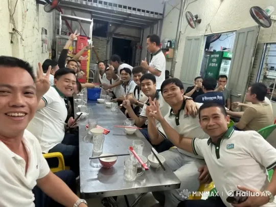 Dinner Turned Martial Arts Showdown in Bustling Restaurant – AI Generated Video | Hailuo AI