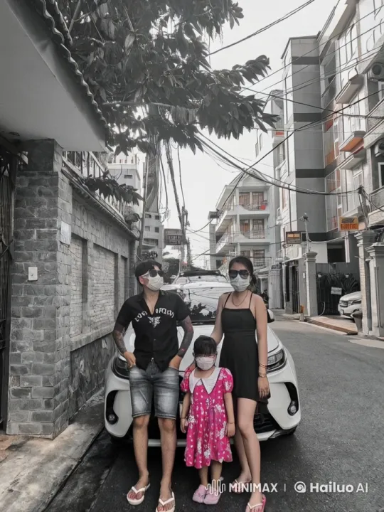 Family Performs Choreographed Fight in Urban Setting – AI Generated Video | Hailuo AI