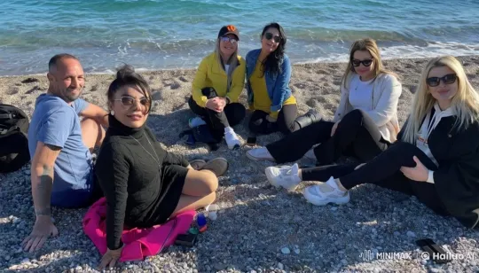 Friends Enjoy Playful Teasing on the Beach – AI Generated Video | Hailuo AI